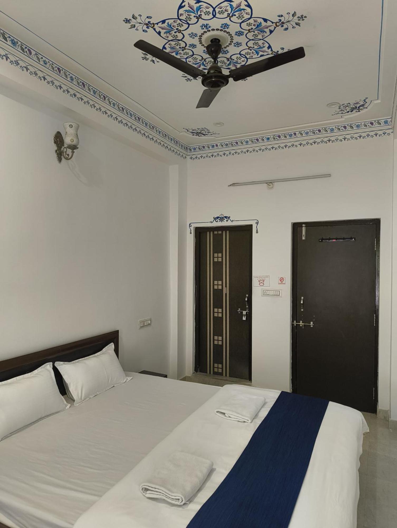 Rising Shemesh Home Stay Udaipur Exteriör bild